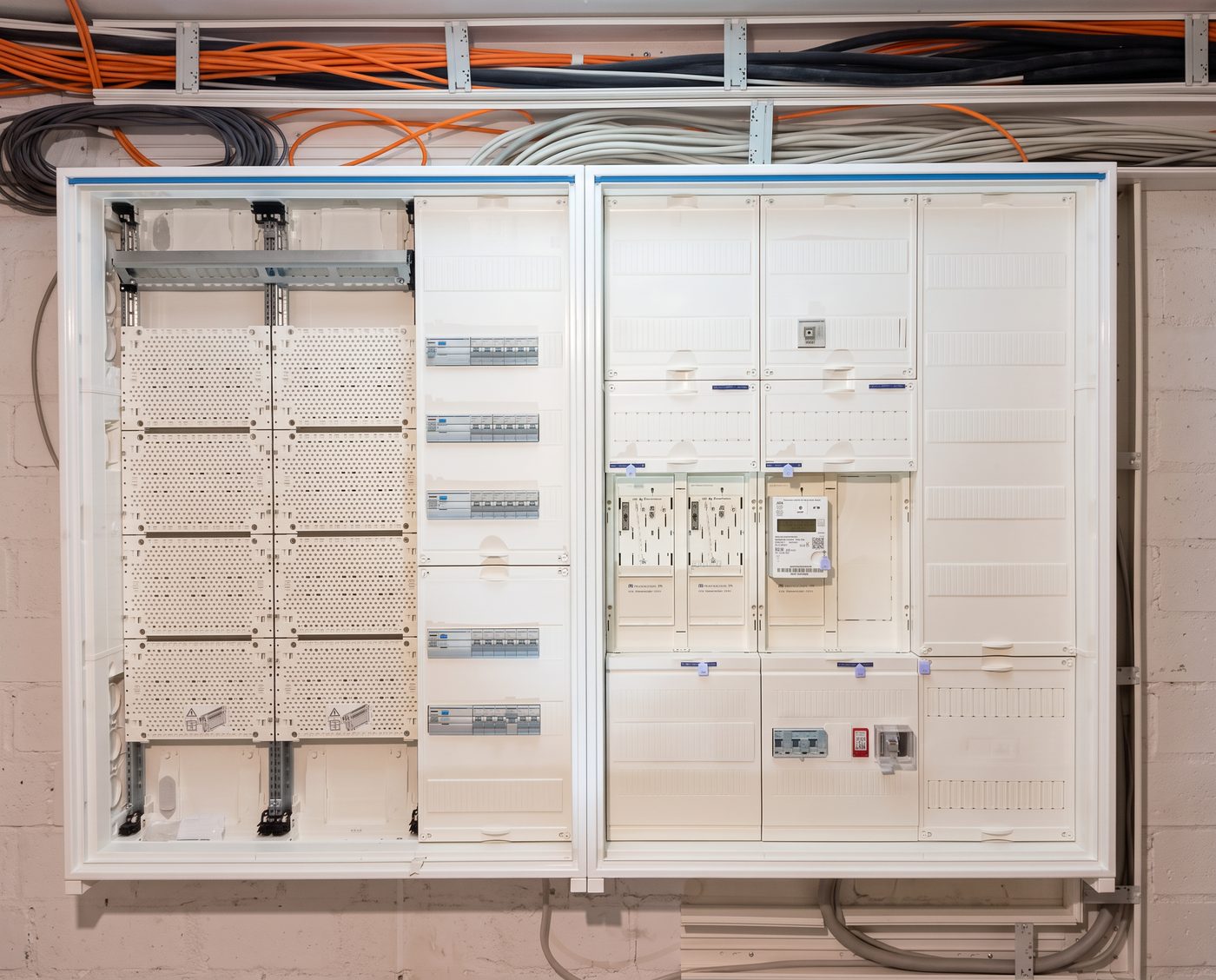 Offener Zählerschrank mit Multimediaverteilung und Leitungsschutzschaltern